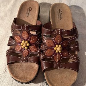 Clarks Women’s Lexi Myrtle Sandal Size 9M Low Wedge Slide Brown Leather